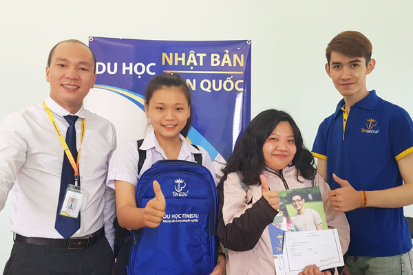 TinEdu gửi tặng các bạn học sinh trường Quang Trung một số phần quà nhỏ