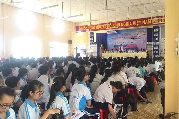 Gần 500 bạn học sinh trường THPT Đa Phước đã tham dự buổi tư vấn tuyển sinh 2019