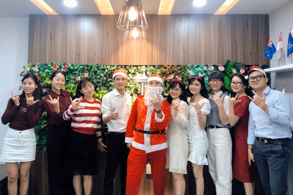 Ông già Noel đã xuất hiện tại công ty để chúc mừng Giáng Sinh