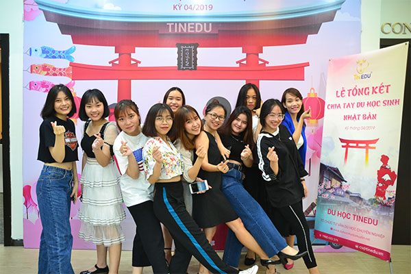 Các bạn du học sinh chụp ảnh kỷ niệm