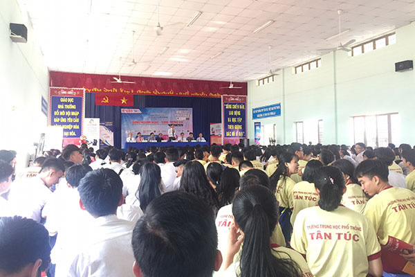 Không khí hội trường buổi tư vấn tuyển sinh tại trường THPT Tân Túc