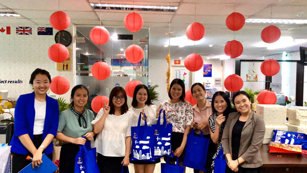 TIN Holdings phát quà tặng cho các bé thiếu nhi con của TINer